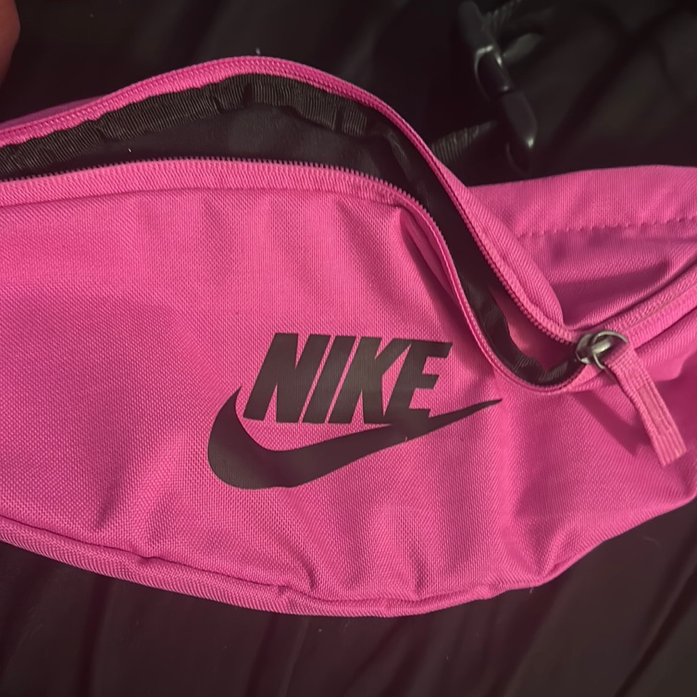 Nike pink Fanny pack. Adjustable strap. Good amount of storage.